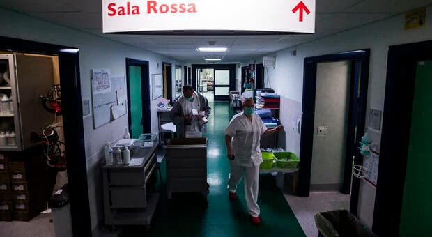  Roma, aggredisce una donna a coltellate e poi accusa un malore: 53enne in codice rosso 