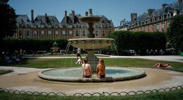  Caldo Francia, emergenza senza precedenti: l'allerta rossa in 58 dipartimenti, i 40 morti e le chiusure anticipate dei musei 