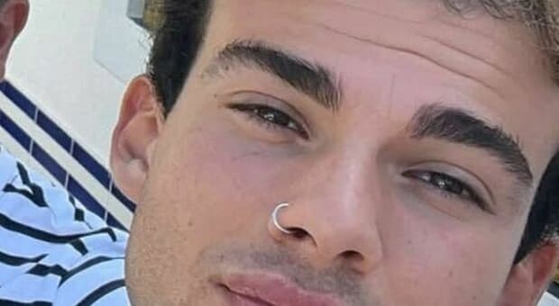  Alessio Nola, infermiere 25enne muore per infarto nella sala operatoria dell'ospedale: choc in provincia di Napoli 