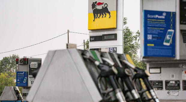  Caro-carburante, sconto dimezzato. Si muove l'Eni: tetto diesel a 2,19 euro al litro e benzina a 1,99 