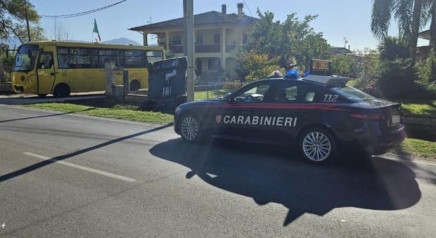  Scuolabus pieno di ragazzini si scontra con un'auto che tenta il sorpasso: paura a bordo, un ferito in ospedale 