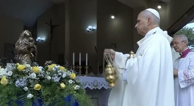  Papa Leone XIV alla processione sul lago di Castel Gandolfo: «Porgere l'altra guancia (anche in guerra) non è da perdenti» 