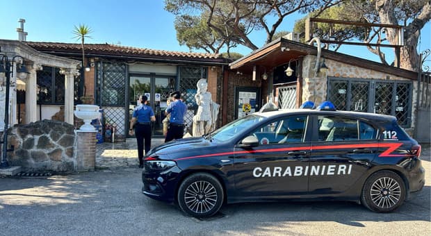  Ostia Antica, accoltellato a morte davanti a un bar: la vittima aveva 35 anni. L'aggressore è in fuga 
