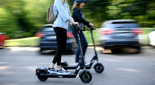 Monopattini, da domani scatta l'obbligo dell'Rc auto. Ma solo uno su 10 potrà fare l'assicurazione perché provvisto di targa 