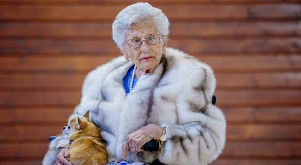  Astrid di Norvegia è morta, la principessa aveva 94 anni: due giorni fa l'ultima apparizione al funerale del fratello re Harald 
