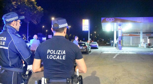  Paura a Reggio Emilia, ferisce con un cacciavite una donna mentre fa rifornimento di benzina e investe due persone 