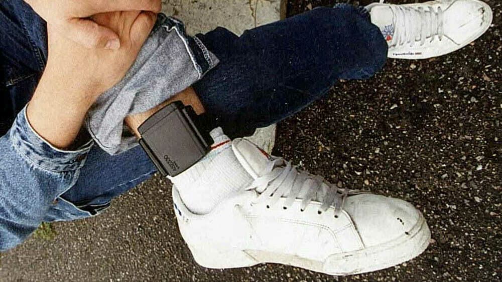 Ceccano, braccialetto elettronico e 375 allarmi in un mese. 35enne finisce in carcere