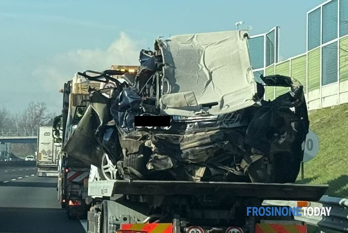 Pontecorvo - Ceprano, incidente mortale in autostrada. Auto resta incastrata sotto ad un tir