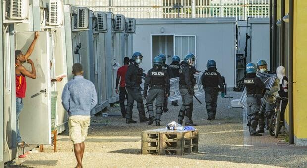  Migranti, ok Eurocamera a stretta sui rimpatri. Meloni: «Successo per l'Italia, è strada del modello Albania» 