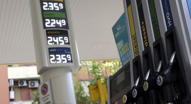 Eni, dal 28 settembre tetto ai prezzi dei carburanti: 1,99 euro al litro la benzina e 2,19 per il diesel 