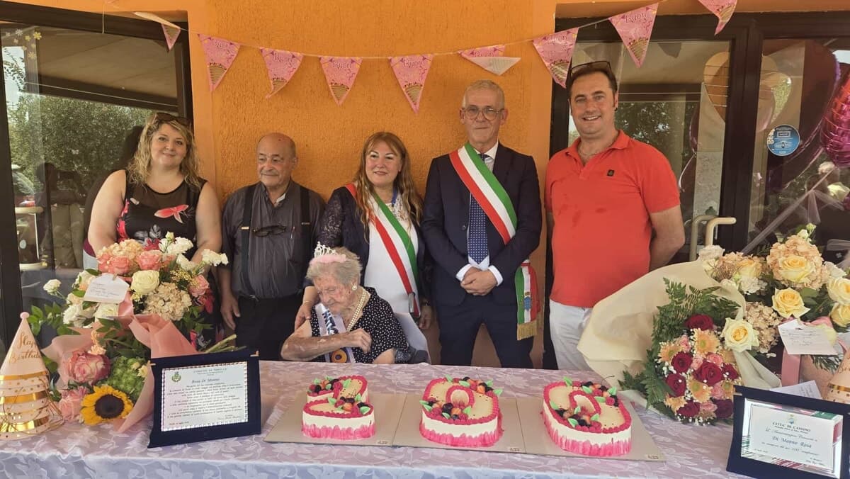 Cento candeline e una vita straordinaria: la grande festa per nonna Rosa emoziona un'intera comunità