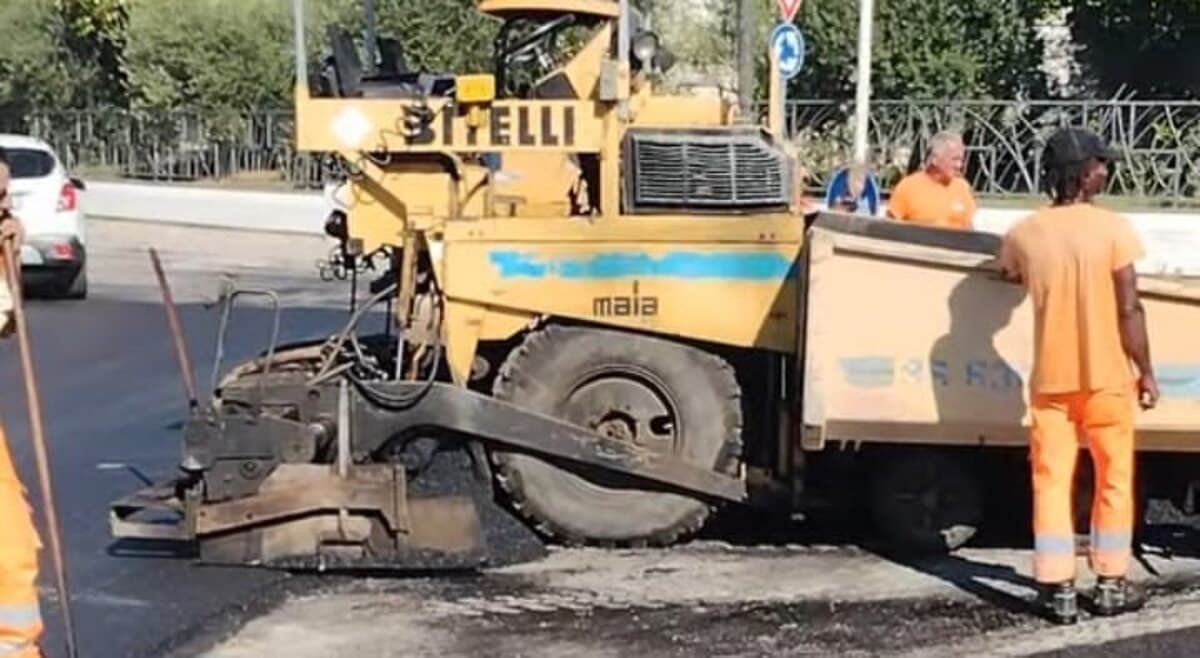 Frosinone, completata la riasfaltatura della rotatoria di via Selva Piana: più sicurezza per la viabilità cittadina