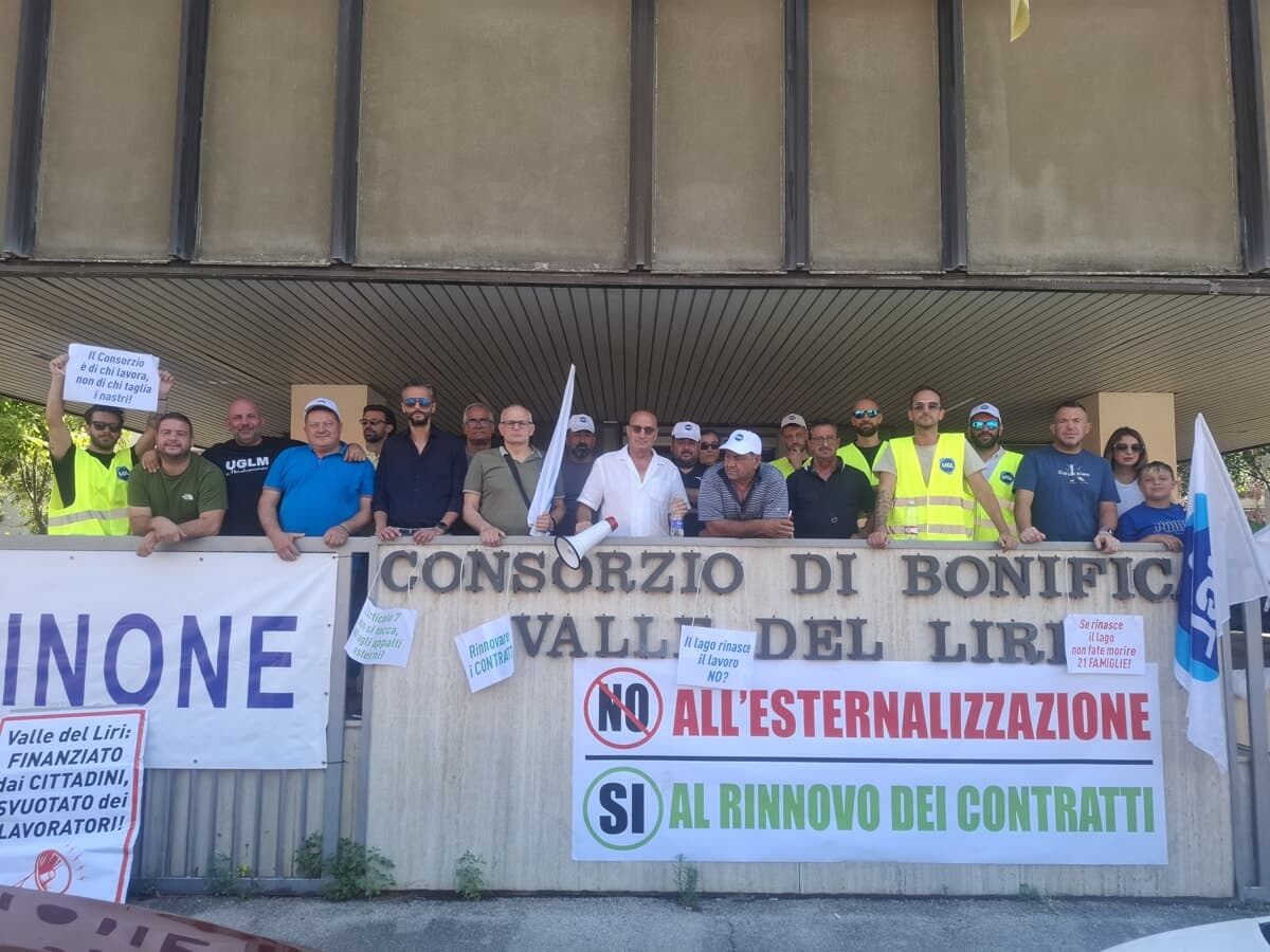 Cassino, protesta davanti al Consorzio di Bonifica Valle del Liri per la tutela del lavoro