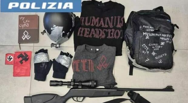  «Farò una strage a scuola», il video del 14enne con casco militare fa scattare l'allarme: in casa trovati appunti e un giubbotto antiproiettile 