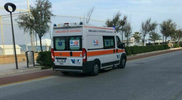  Senigallia, stroncato da un malore a 47 anni mentre è al bar in spiaggia: muore davanti a parenti e amici 