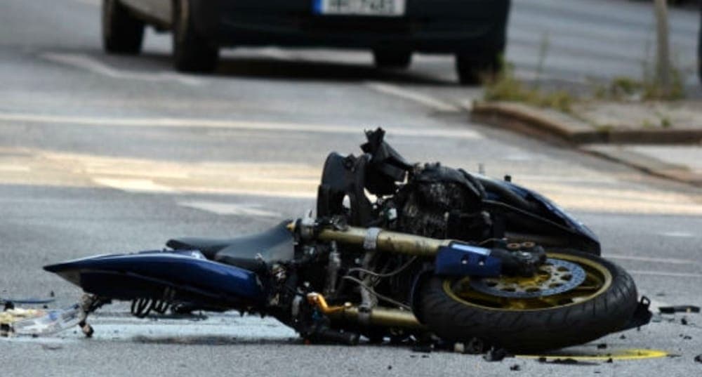 Tragedia in strada: violento scontro tra un'auto ed una moto, muore un uomo