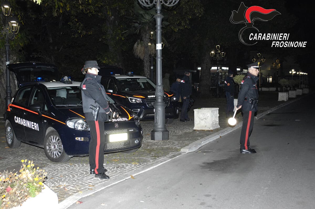 Spaccio, coppia trovata con droga e materiale per il confezionamento in casa