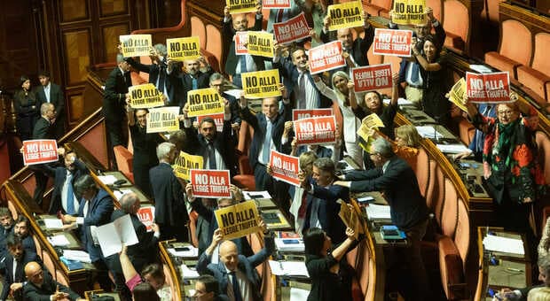  Legge elettorale, cosa è successo? Sì del Senato tra le proteste: dalle preferenze al premio di governabilità, ecco cosa cambia 