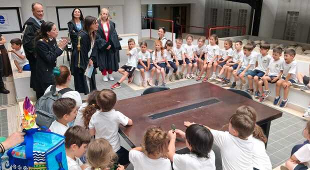  Albano, i bambini della scuola Baby Friends in visita alle istituzioni risolvono anche un caso di furto di merendine 
