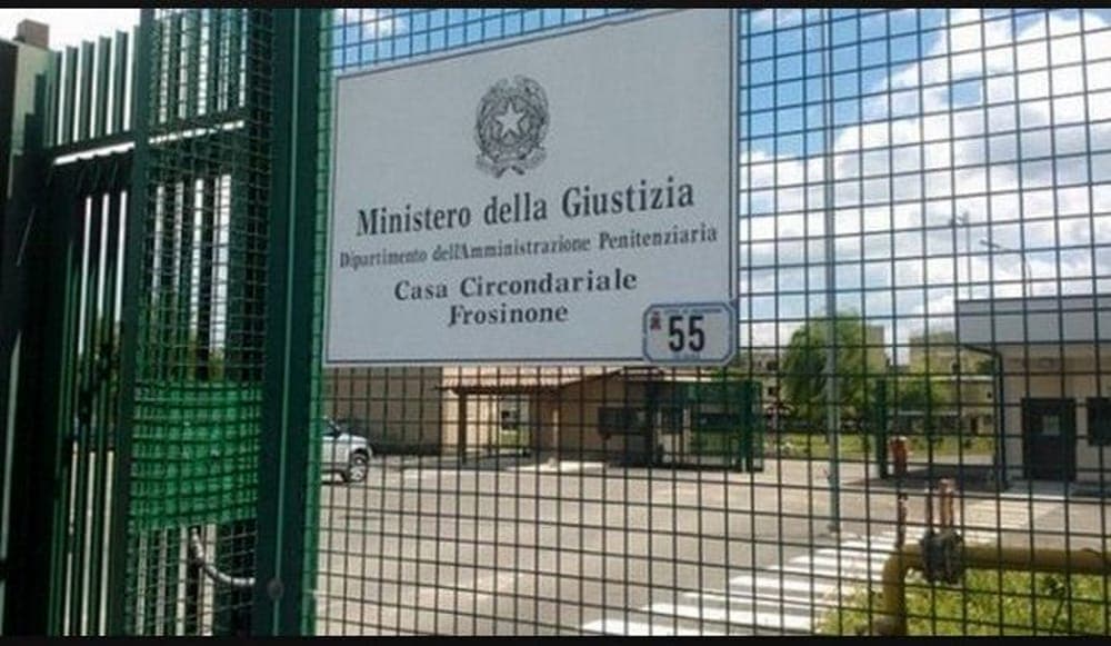 Frosinone, nel carcere il calcio abbatte i muri: i detenuti sfidano il Ferentino in una “partita per ricominciare”