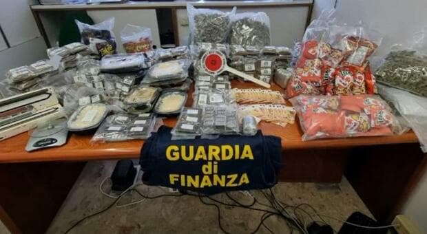  Roma, scoperto giro di spaccio gestito dalla Spagna: dodici arresti della Finanza 