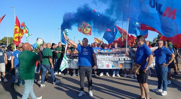  Ex Ilva di Taranto, sciopero di 24 ore e strade bloccate per protesta: «Non ci fermeremo senza soluzioni» 