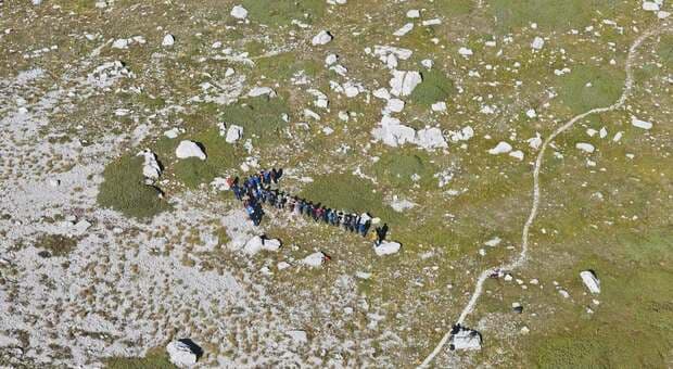  Gran Sasso, escursionista colpito alla testa da una roccia (smossa da un camoscio): gli amici formano una freccia per guidare i soccorsi 
