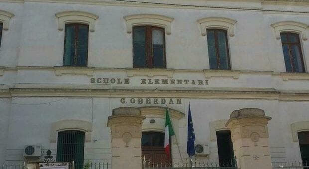  Addio grembiule, arriva la divisa scolastica: ma costa 40 euro e nel Salento scoppia la polemica 