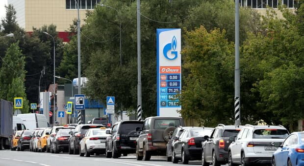  Russia, caos carburante: «Riserve sufficienti solo per 20 giorni». Tornano le code ai benzinai, chiuse due raffinerie dopo gli attacchi ucraini 