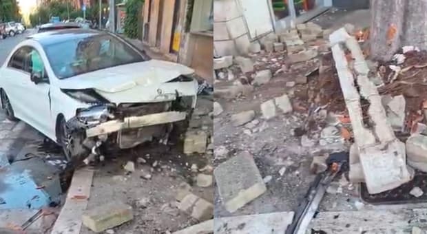  Roma, scontro tra due auto: dopo un testacoda una finisce sul marciapiede. Paura in zona Fleming, due ragazzi feriti 