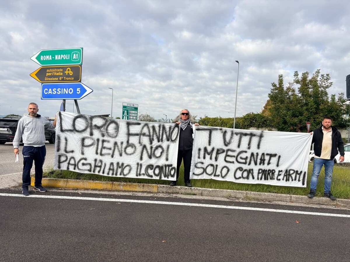 Cassino, protesta dei trattori in corso, rallentamenti sulla strada dal casello A1 alla rotatoria del Maury's