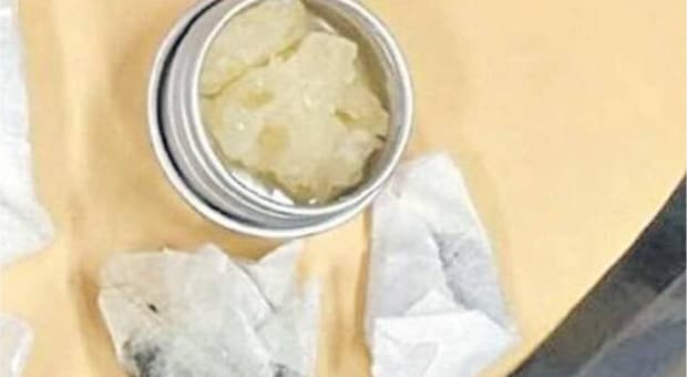  Ecco il miele dello sballo, allarme fuori Roma: la ?wax drug? trovata in un furgone. «Rischio soprattutto per i giovani» 