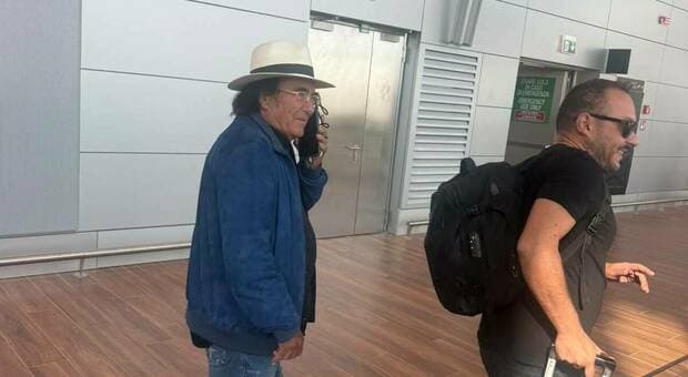  Al Bano bloccato in aeroporto per l'aereo in ritardo per un guasto, i passeggeri nell'attesa gli chiedono di cantare 