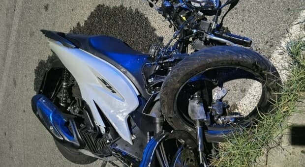  Ragazza di 16 anni muore in incidente stradale nel Napoletano, grave l'amica 18enne 