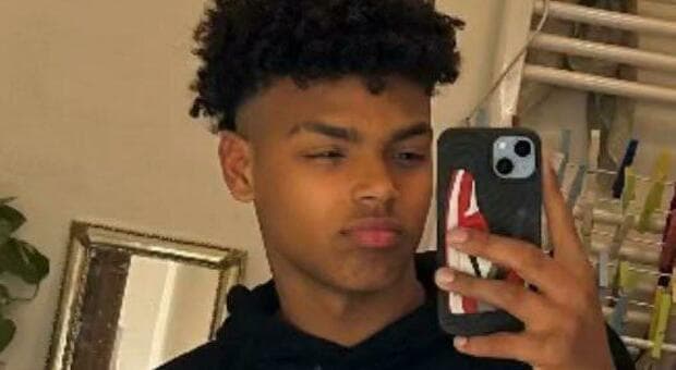  Fallou Sall, ucciso a 16 anni per difendere un amico: coetaneo condannato a 11 anni e 6 mesi. Il padre della vittima: «Una vergogna» 