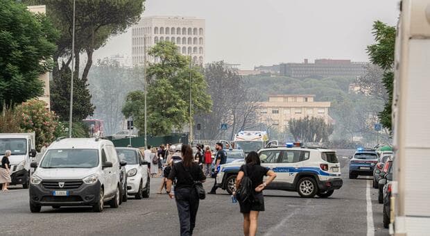  Incendi a Roma, case minacciate dalle fiamme: «C?era un calore insopportabile» 