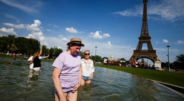  Caldo, Parigi vieta il consumo di alcolici in pubblico: «Troppi collassi, ospedali in tilt» 
