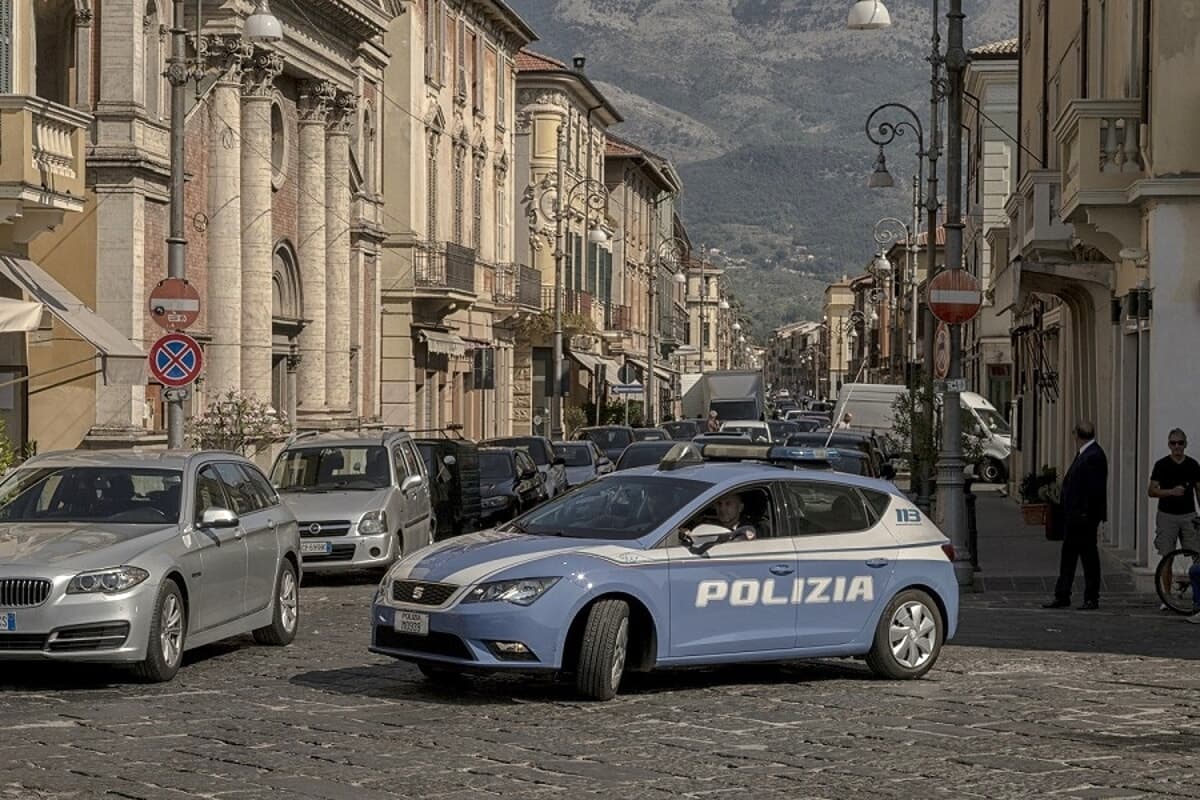 Sora, entra in banca con le cesoie e tenta di baciare una dipendente: denunciato