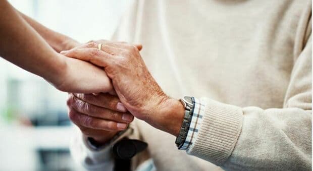  Lascia l'eredità da 800.000 euro a un solo nipote: «Il mio preferito». Gli altri impugnano il testamento: l'ipotesi della "mano guidata" 