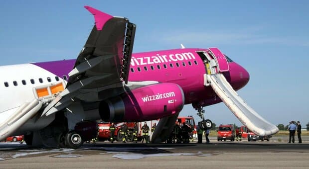  «Tre ore chiusi in aereo prima di partire, poi ci hanno cancellato il volo. Gli altri partivano, noi abbiamo perso 1000 euro e rinunciato alle vacanze» 