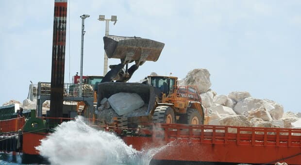  Anzio, rifioritura delle scogliere tra le spiagge delle Grotte di Nerone e del Rivazzurra: al lavoro anche la draga al Porto Innocenziano 
