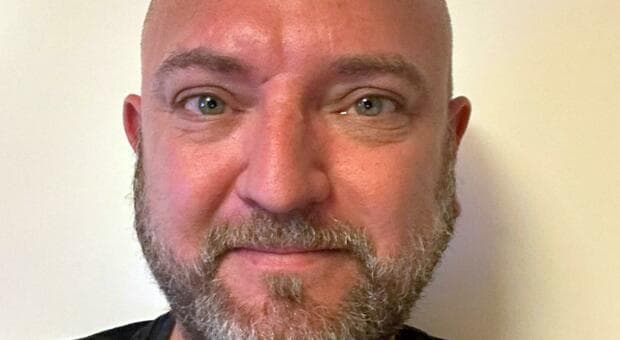  Davide Di Lernia, il figlio di Leone morto e l'incidente choc. Il dolore dei colleghi di Radio 105: «Avevi una vita davanti» 