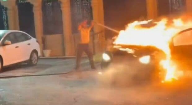  Coloni israeliani vandalizzano e incendiano due moschee a Ramallah: la polizia spara gas lacrimogeni 