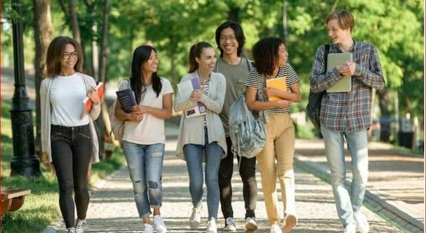  Scuola, i ragazzi chiedono più coinvolgimento con la realtà e più vicinanza. I problemi: ansia, bullismo e incomprensione 