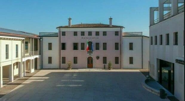  Evadono Imu e Tari, premio da 8mila euro nelle buste paga dei dipendenti che li hanno stanati: la mossa del comune di Azzano 