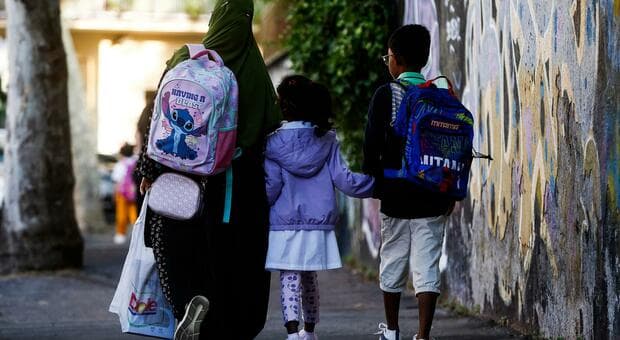  Tetto stranieri in classe, chi riguarda e dove sarà applicato: aule bolla al Nord, in 30mila interessati dalla soglia del 30% 