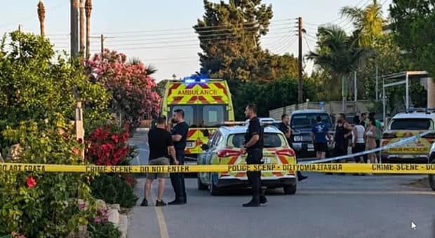  Due bambini trovati morti in auto, uccisi dal caldo. «La loro pelle presentava segni di ustione»: dramma a Cipro 