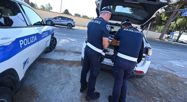  Incidente a Roma, scontro tra un'auto e due moto in via di Boccea: morto motociclista 33enne, ferito un altro centauro 