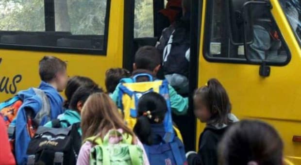  Scuolabus comunale senza collaudo: fermato dai carabinieri e multato, i bambini restano a piedi 