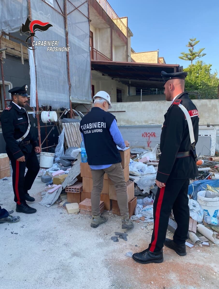 Lavoratori in nero e gravi violazioni della sicurezza in un cantiere, attività sospesa e ditta allontanata